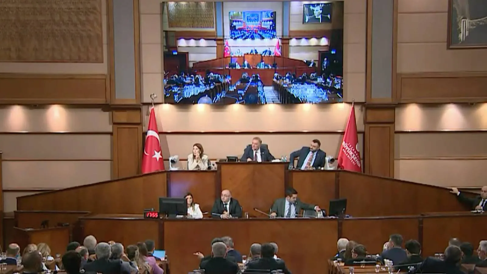 İBB Meclisi’nde AKP’li üye, CHP’li kadın üyeye “Senin kocan nerede?” dedi, tansiyon yükseldi