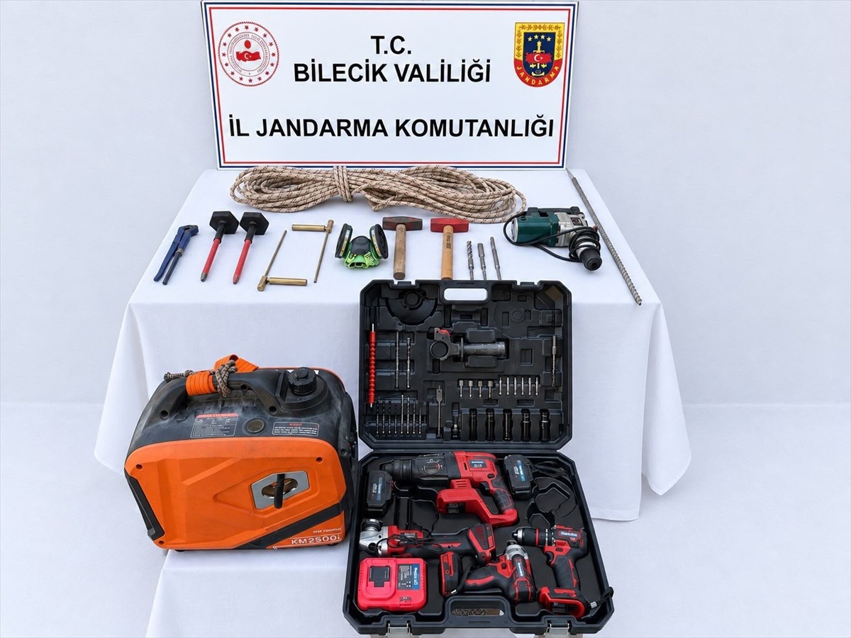 Bilecik Gölpazarı’nda kaçak kazı yapan 5 şüpheli ormanlık alanda suçüstü yakalandı